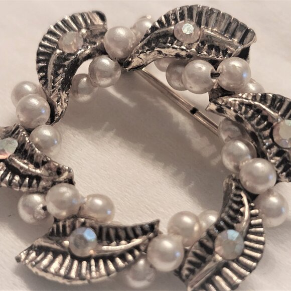 Vintage Wreath Brooch w/ Intertwined faux pearls and Iridescent stones-Very Good - Picture 6 of 7